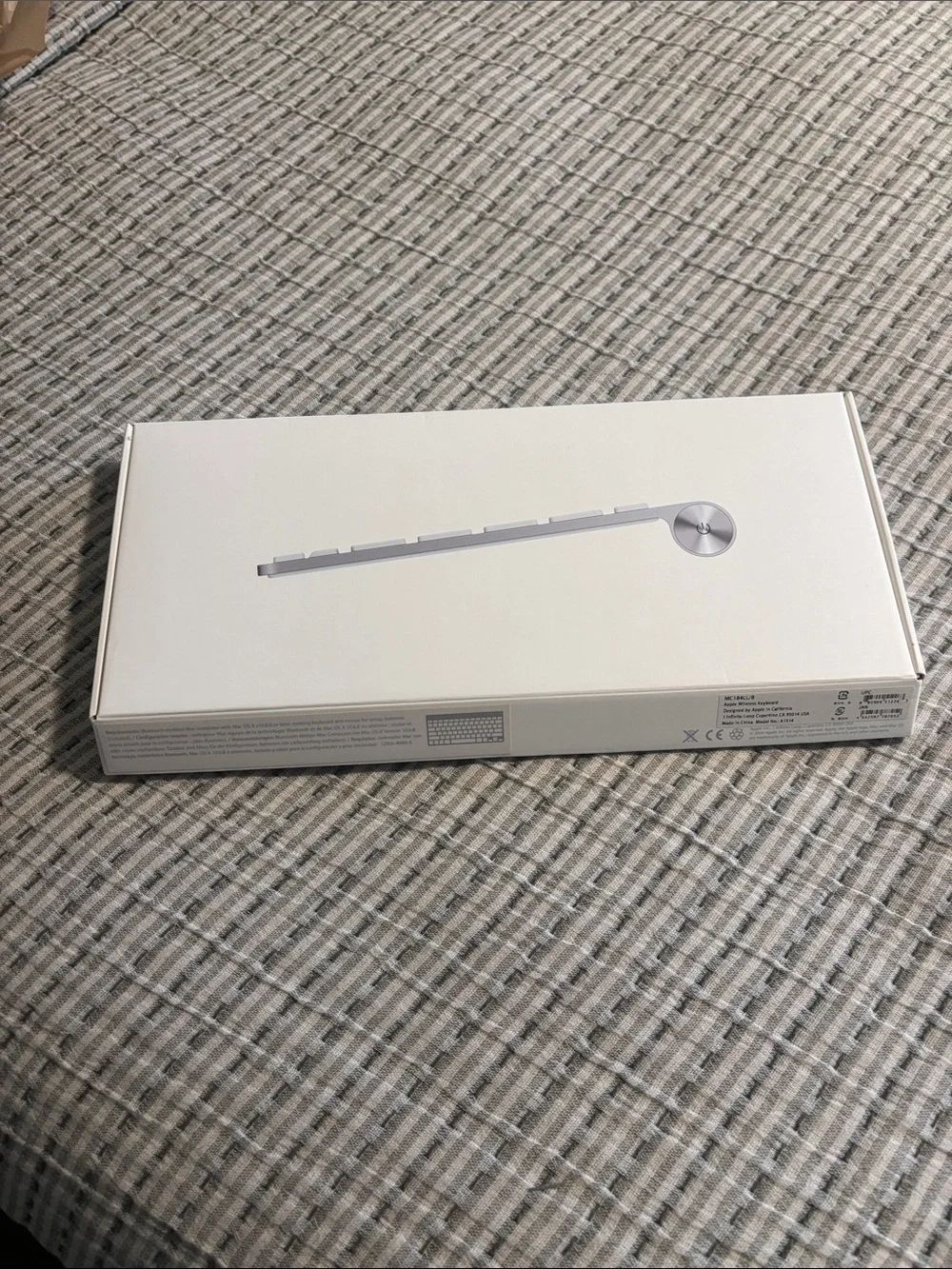 Apple Wireless Keyboard in White and Silver - new with box